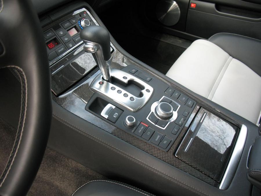 Детали интерьера Audi S8 (D3) 2008 года  (NA) (фото 3 из 62)